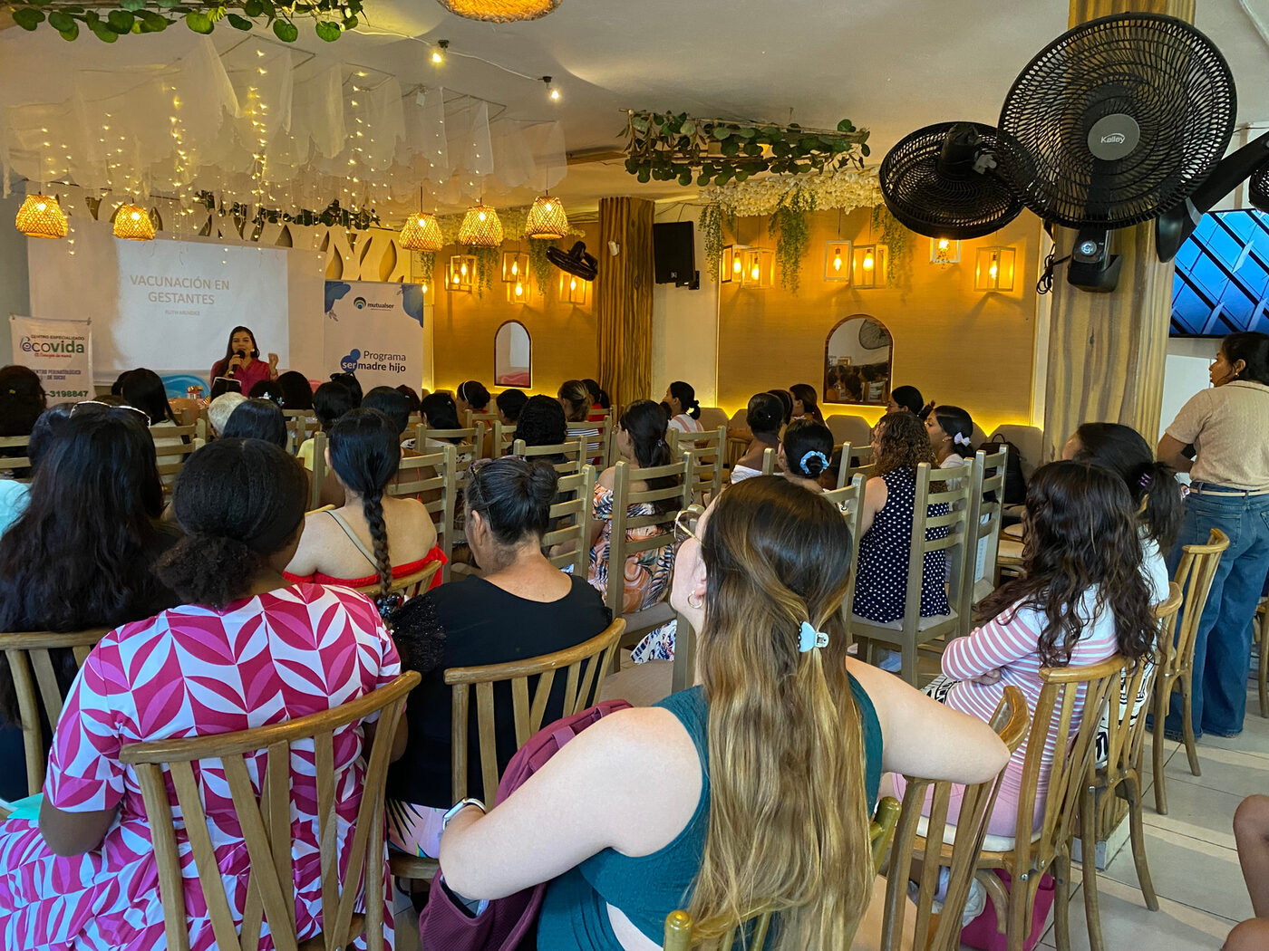 Salón de Armonía Club durante un evento con invitados sentados