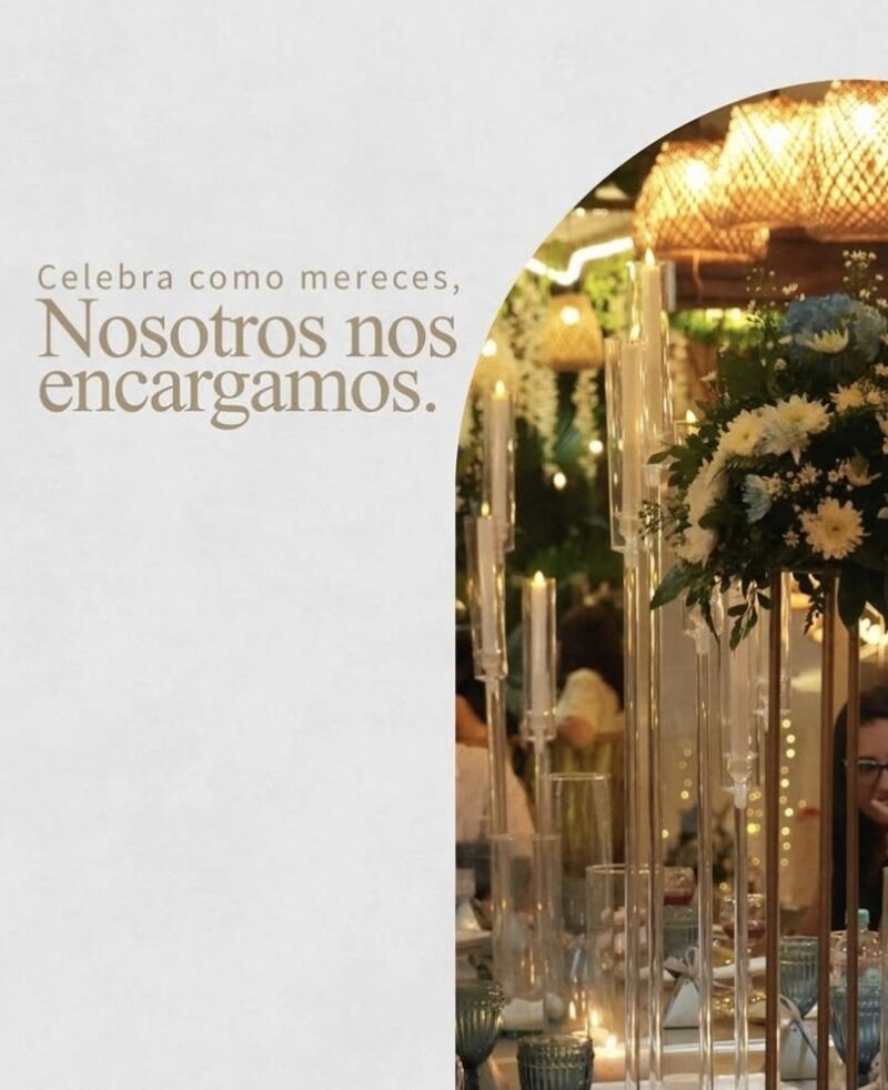 Detalle de centro de mesa con flores blancas y azules