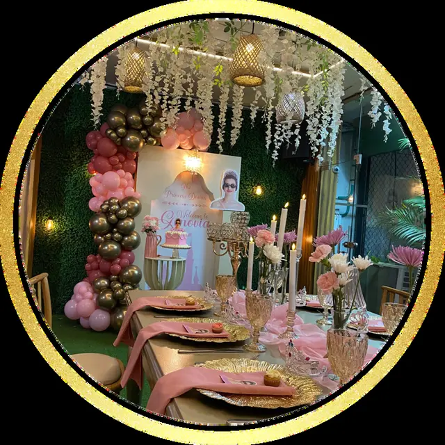 Montaje en tonos rosados con globos y flores