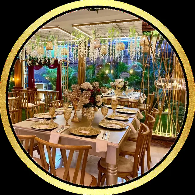 Salón montado con flores azules y follaje colgante