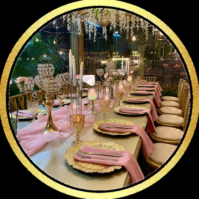 Mesa montada en rosa y dorado con candelabros altos