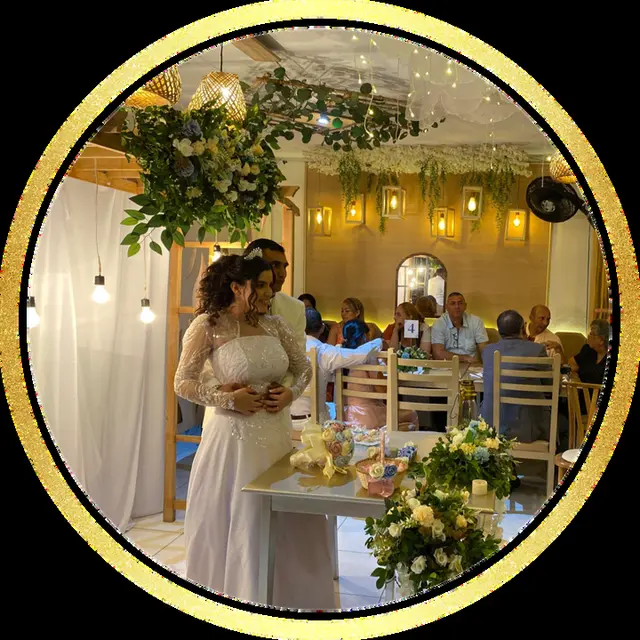 Novia junto a la mesa principal decorada con flores blancas