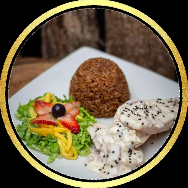 Plato de asado con arroz, ensalada y frutas