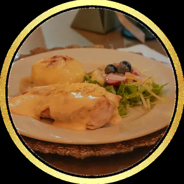 Plato de creps de pollo servido en el restaurante