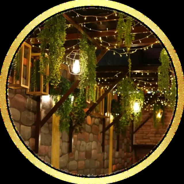 Rincón rústico del salón con luces cálidas y enredaderas